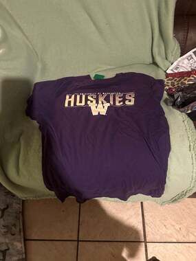 University of Washington Huskies Purple Short Sleeve Graphic T-Shirt